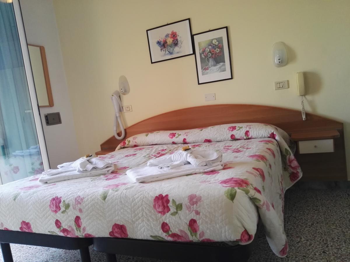 Hotel Sombrero リミニ エクステリア 写真